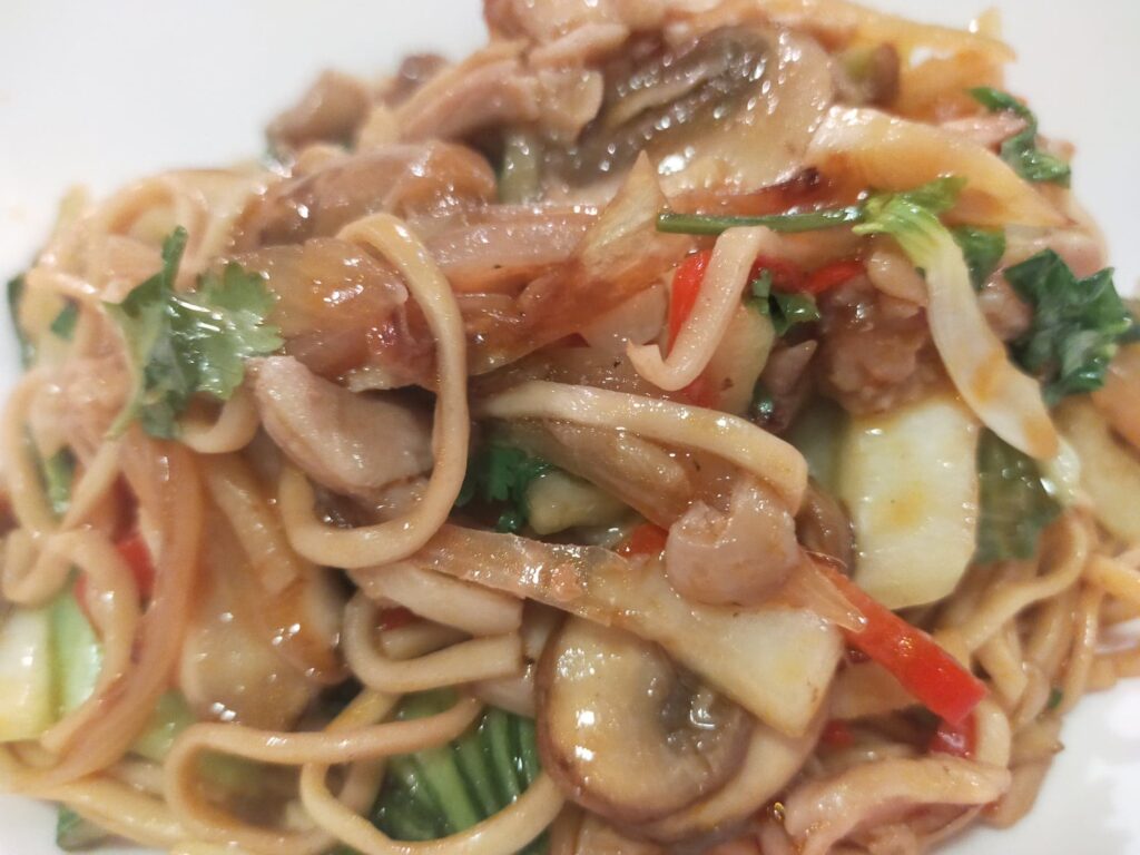 lockdown cooking - Chicken, mushroom and pak choi noodle stir fry