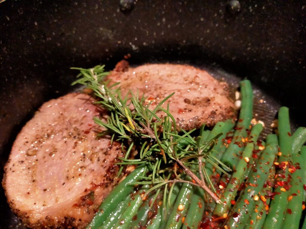 lockdown cooking - Steak with garlic and chilli green beans